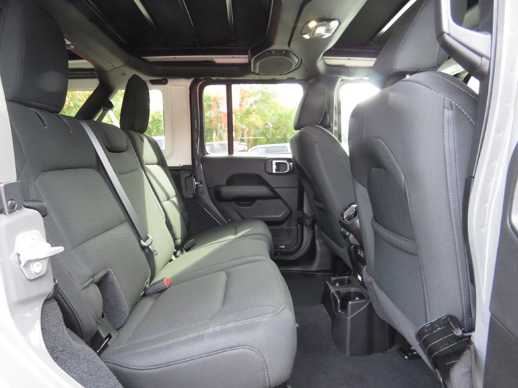 Used 2020 Jeep Wrangler Unlimited Sahara w/ Cold Weather Group AWD/4WD image 15