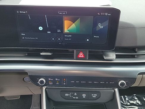 Used 2025 Kia Carnival FWD image 21