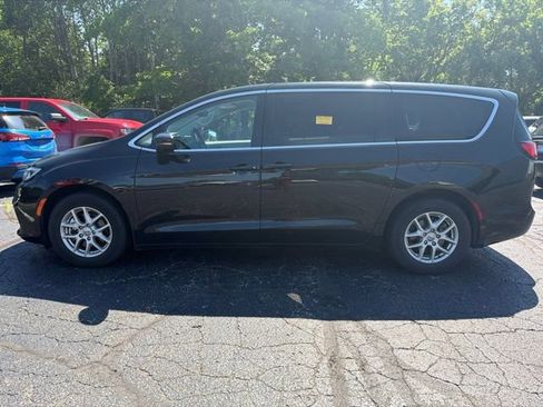 Used 2023 Chrysler Pacifica Touring-L FWD image 6
