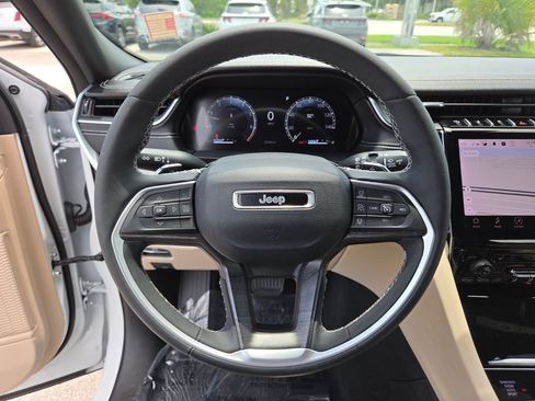 Used 2024 Jeep Grand Cherokee Limited AWD/4WD image 33