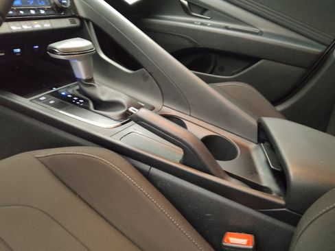 Used 2025 Hyundai Elantra Sport FWD image 26