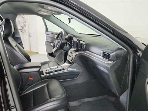 Used 2023 Ford Explorer XLT w/ Equipment Group 202A AWD/4WD image 21