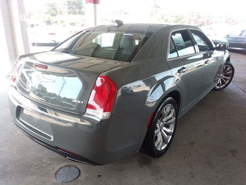 Used 2018 Chrysler 300 Touring L RWD image 5
