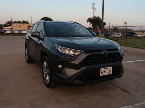 Used 2020 Toyota RAV4 XLE Premium FWD image 7