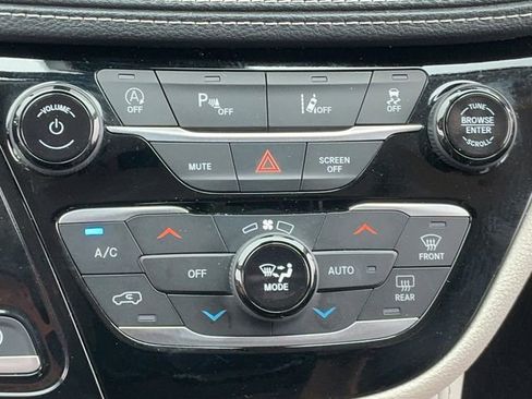 Used 2023 Chrysler Pacifica Limited FWD image 28