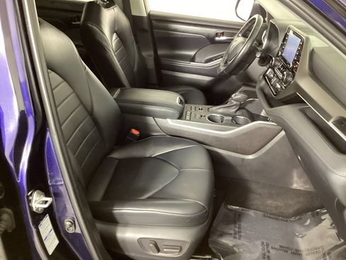 Used 2022 Toyota Highlander XLE AWD/4WD image 40