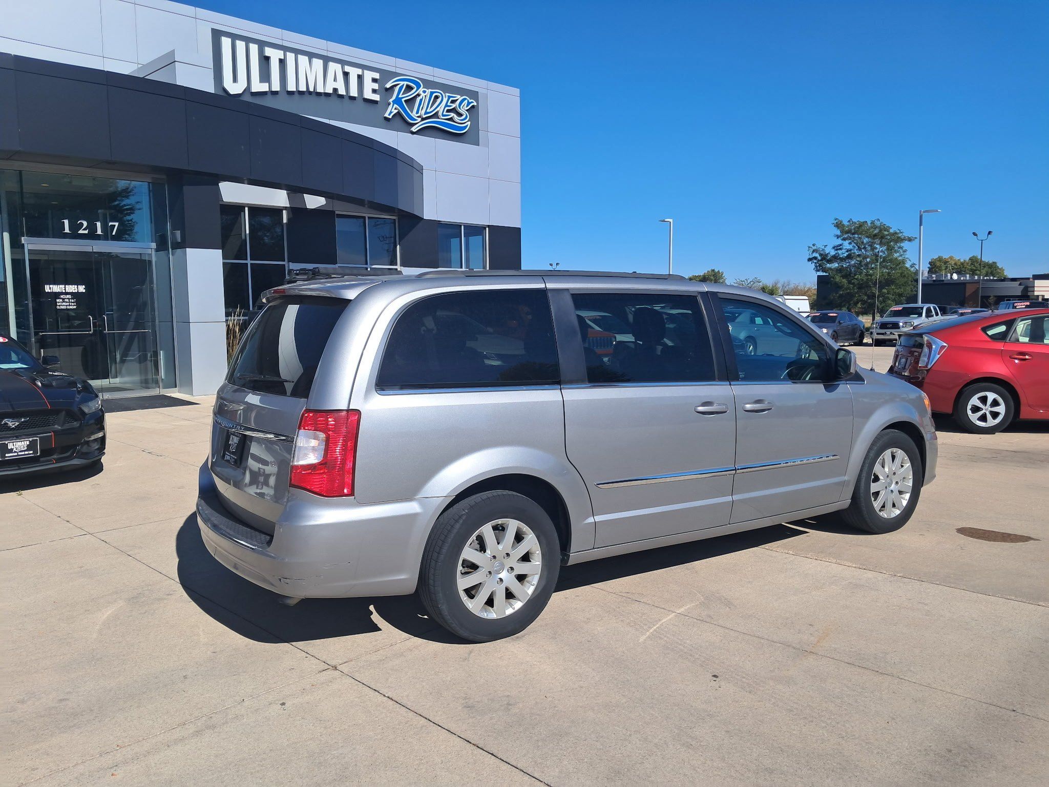 Used 2016 Chrysler Town & Country Touring FWD image 3