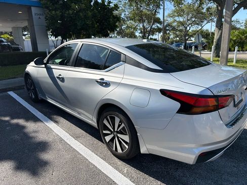 Used 2021 Nissan Altima 2.5 SV w/ SV Premium Package FWD image 7