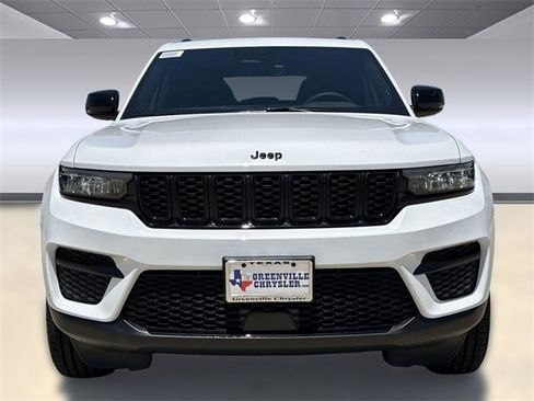 New 2025 Jeep Grand Cherokee Altitude image 4