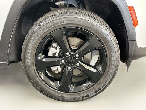 Used 2023 Jeep Grand Cherokee Altitude AWD/4WD image 36