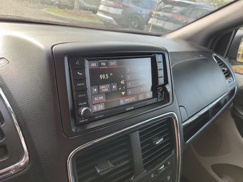 Used 2019 Dodge Grand Caravan SXT FWD image 28