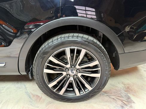 Used 2017 Ford Explorer XLT w/ Equipment Group 201A FWD image 39