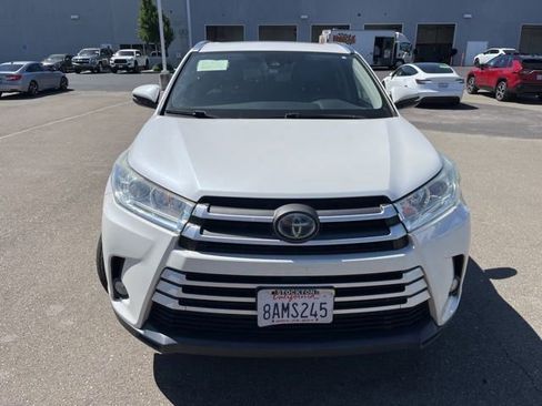 Used 2018 Toyota Highlander XLE AWD/4WD image 2