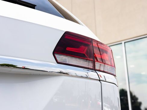 Used 2021 Volkswagen Atlas SE w/ Panoramic Sunroof Package FWD image 13