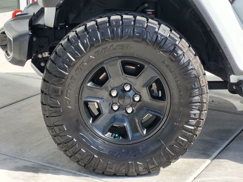 Used 2021 Jeep Gladiator Mojave AWD/4WD image 9