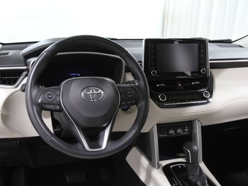 Used 2022 Toyota Corolla Cross XLE image 6