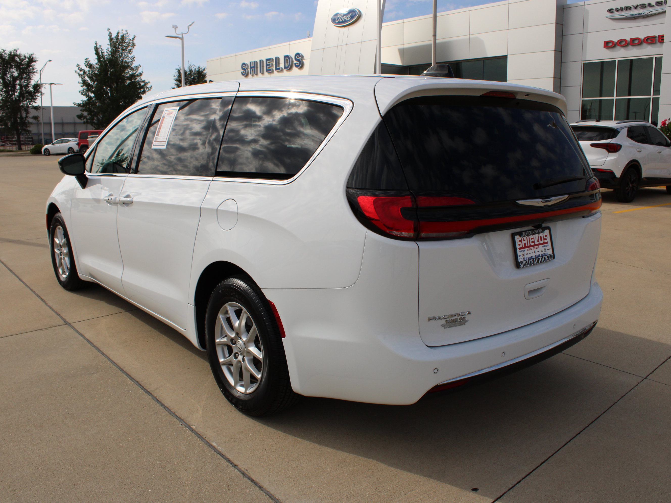 Used 2026 Chrysler Pacifica Select FWD image 4