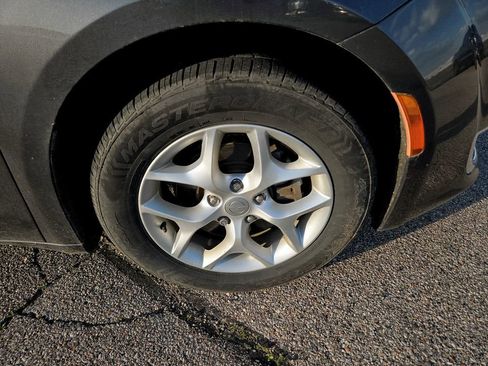 Used 2018 Chrysler Pacifica Touring Plus w/ Tire & Wheel Group FWD image 35