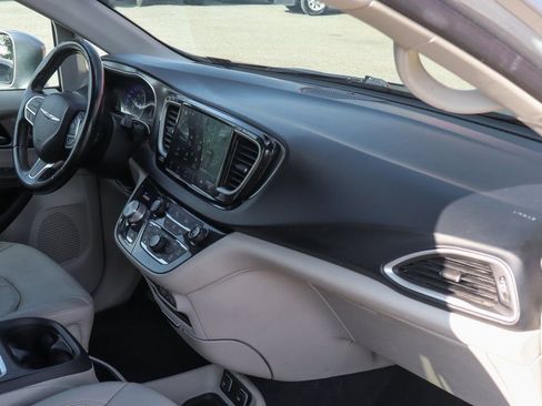 Used 2021 Chrysler Pacifica Touring-L image 45
