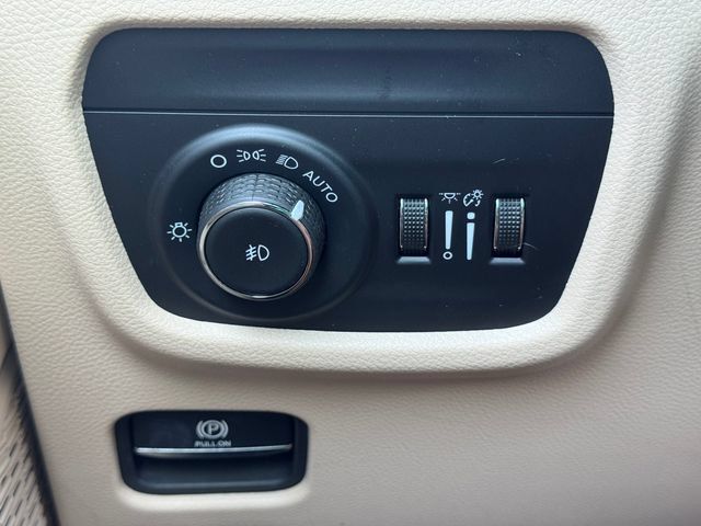 Certified 2024 Jeep Grand Cherokee Limited w/ Black Appearance Package AWD/4WD image 24