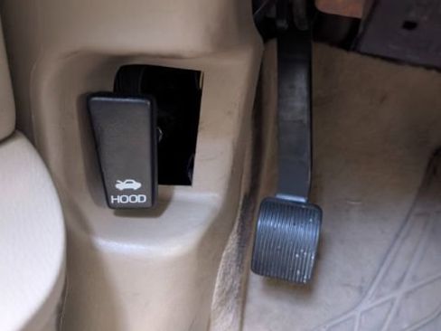 Used 2011 Lincoln Town Car Signature Limited image 31