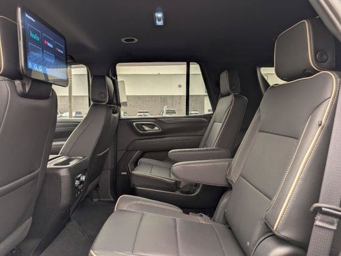 Used 2024 GMC Yukon SLT w/ SLT Luxury Package AWD/4WD image 11
