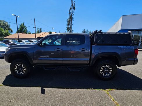 Used 2018 Toyota Tacoma TRD Off-Road w/ Technology Package AWD/4WD image 2