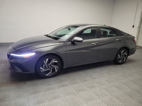 Used 2025 Hyundai Elantra SEL FWD image 2