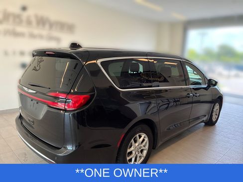 Used 2023 Chrysler Pacifica Touring-L FWD image 2