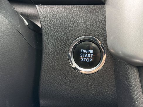 Used 2019 Toyota Highlander SE AWD/4WD image 16