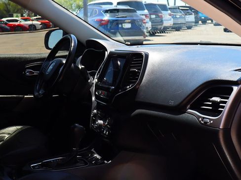 Used 2020 Jeep Cherokee Limited FWD image 31