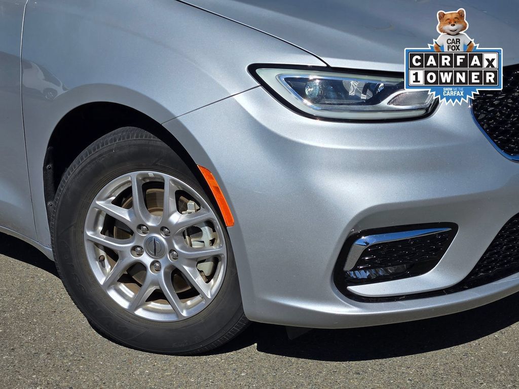 Used 2024 Chrysler Pacifica Touring-L FWD image 9