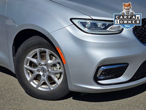 Used 2024 Chrysler Pacifica Touring-L FWD image 9