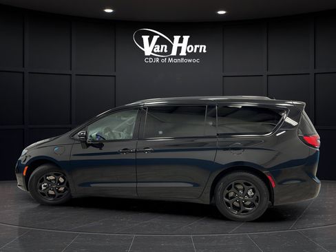 Used 2024 Chrysler Pacifica Premium FWD image 4