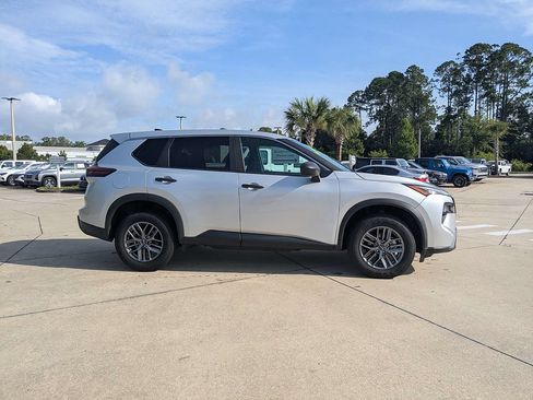 Used 2024 Nissan Rogue S AWD/4WD image 2