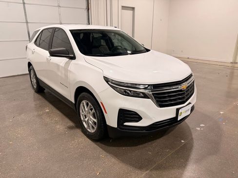 Used 2024 Chevrolet Equinox LS w/ LS Convenience Package image 4