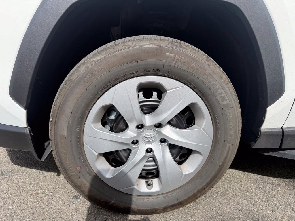 Used 2025 Toyota RAV4 LE AWD/4WD image 10