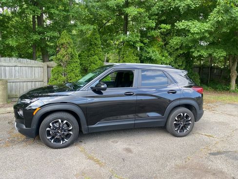 Used 2021 Chevrolet TrailBlazer LT w/ Driver Confidence Package FWD image 2
