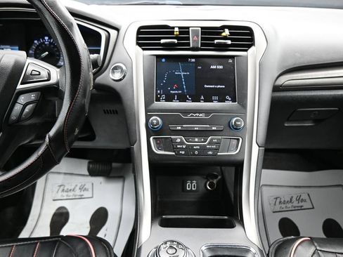 Used 2019 Ford Fusion SE FWD image 16
