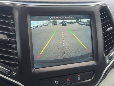 Used 2022 Jeep Cherokee Latitude Lux w/ Sun & Sound Group AWD/4WD image 18