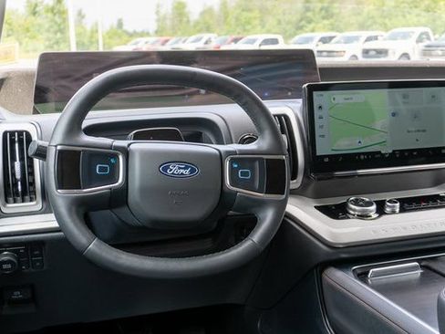 Used 2025 Ford Expedition Active AWD/4WD image 15
