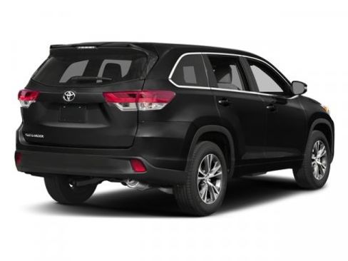 Used 2018 Toyota Highlander LE image 2