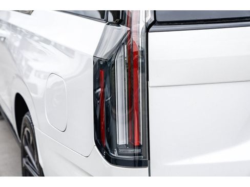 Used 2025 Cadillac Escalade ESV V AWD/4WD image 9