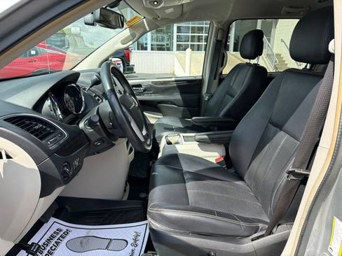 Used 2014 Chrysler Town & Country Touring-L w/ Driver Convenience Group FWD image 13