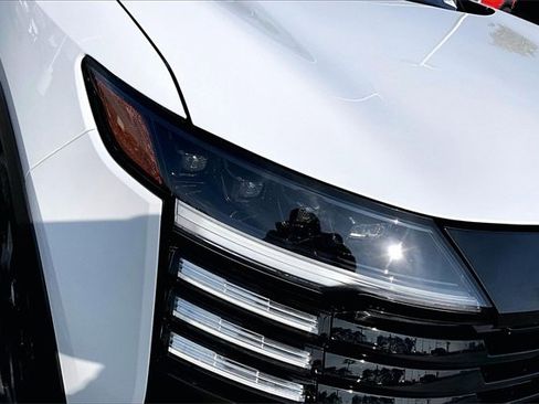 Certified 2025 Nissan Kicks SR image 30