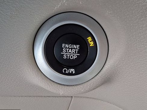 Used 2024 Chrysler Pacifica Touring-L FWD image 25