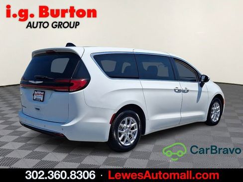 Used 2023 Chrysler Pacifica Touring-L FWD image 6