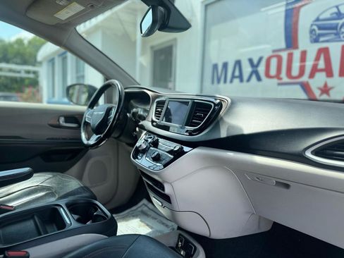 Used 2019 Chrysler Pacifica Touring-L FWD image 45