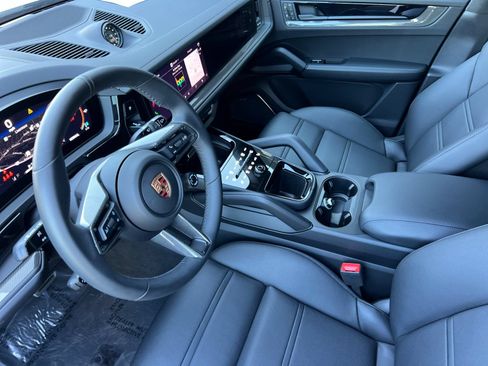 Used 2026 Porsche Cayenne GTS AWD/4WD image 5