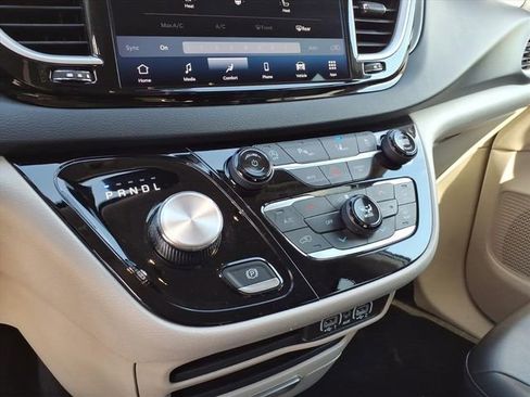 Used 2023 Chrysler Pacifica Touring-L FWD image 21
